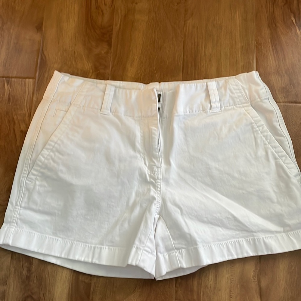 White shorts from Vineyard Vines! In great condition!🤍